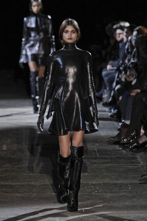 givenchy-forme-e-tessuti-per-un-mix-unico-donna-collezione-autunno-inverno-2012-2013-01_jpg